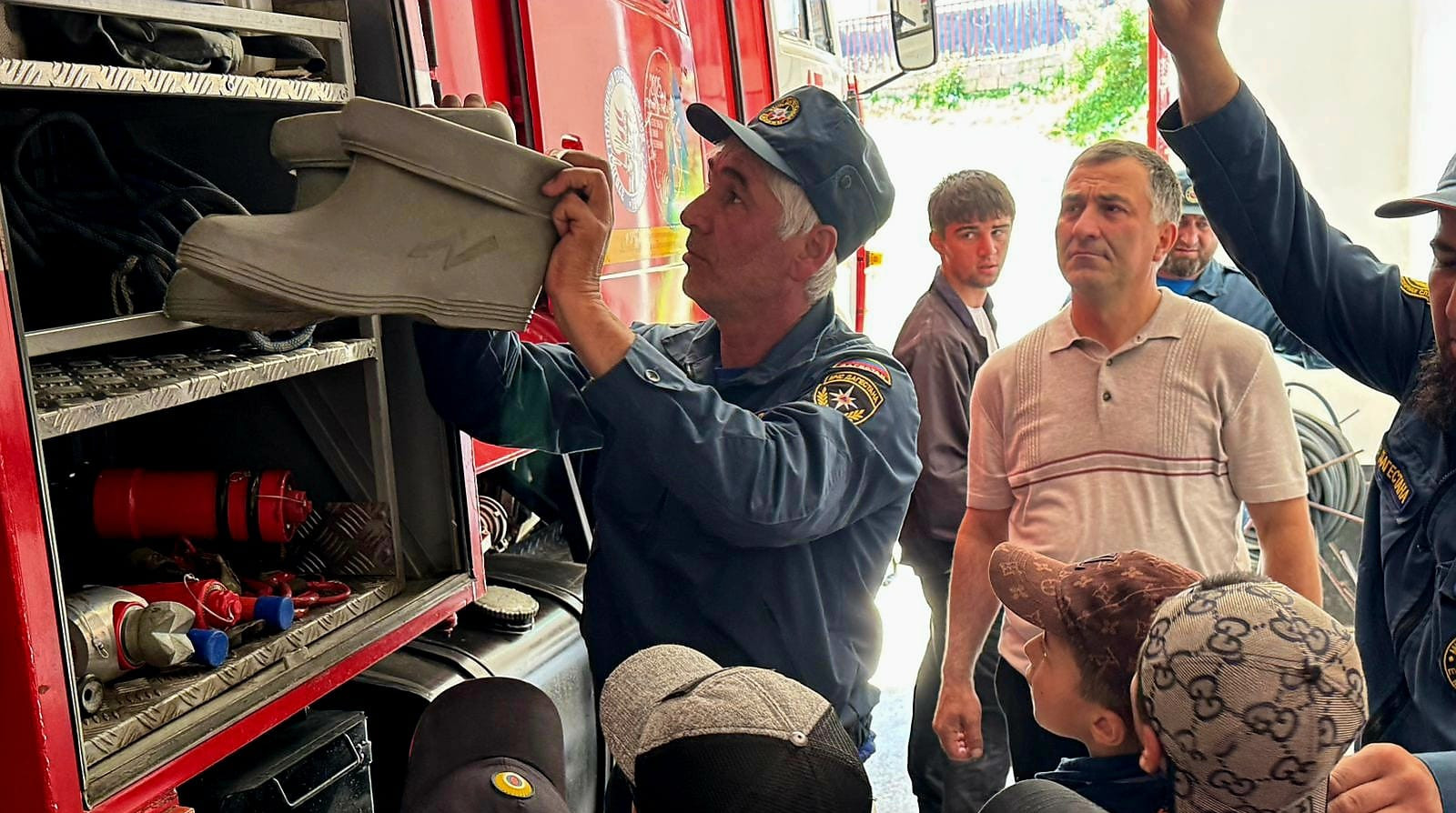 Огонь, вода и гаджеты. Правила безопасности на каникулах от пожарных МЧС Дагестана.